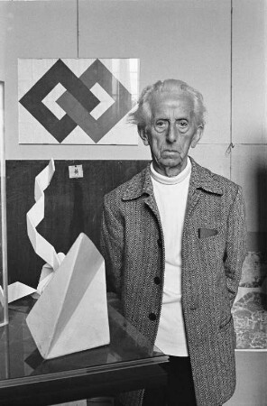 Der Maler Hermann Glöckner in seinem Atelier