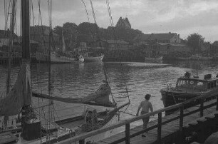 Heiligenhafen: Hafen, Vordergrund Segelschiffe
