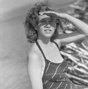 Frau im Badeanzug am Strand