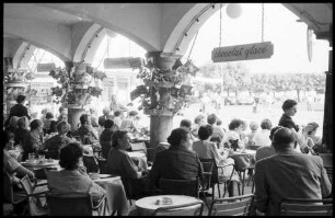 Lugano: Kaffeehaus mit Tischen auf dem Platz