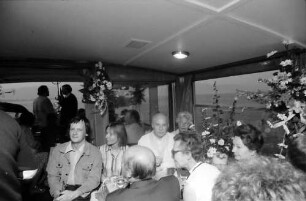 1979 Nobelpreisträgertagung Physik; Abendliche Bodenseefahrt: Tischgesellschaft im Inneren des Schiffes, rechts am Tisch Frau v. Khuon