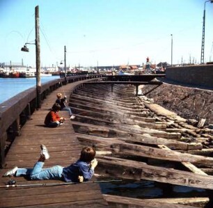 Esbjerg : Esbjerg. Kinder spielen an der Mole am Hafen