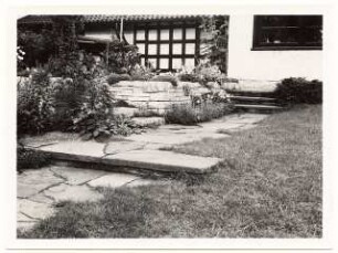 Garten Hermann Leinweber, Berlin-Schlachtensee: Haus Gartenseite mit Plattenweg und Treppen