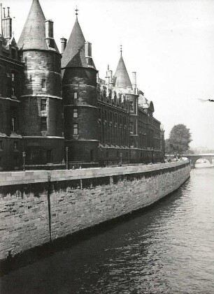 Paris. Palais de Justice (Um- und Teilneubau ab 1839). Nordseite mit Tour de César, Tour d'Argent und Tour St. Louis