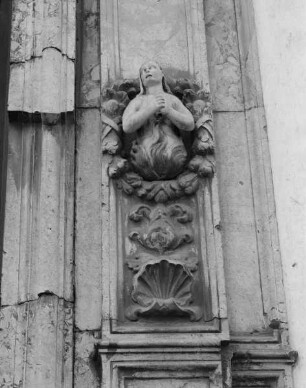 Frau im Fegefeuer
