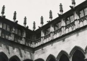 Barcelona. Spanien. Rathaus. Ansicht eines, im gotischen Stil,erhaltenen Innenhofes mit Säulengang