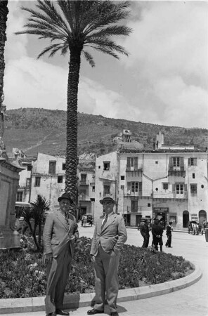 Reisefotos Italien. Sizilien. Straßenbild mit zwei deutschen Schiffsreisenden (in Palermo oder Monreale)