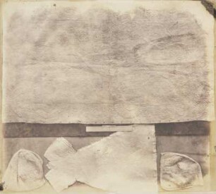 Kunstvoll gesteppte Decke, Brustlatz und zwei Kappen, deutsche Arbeit, 18. Jahrhundert