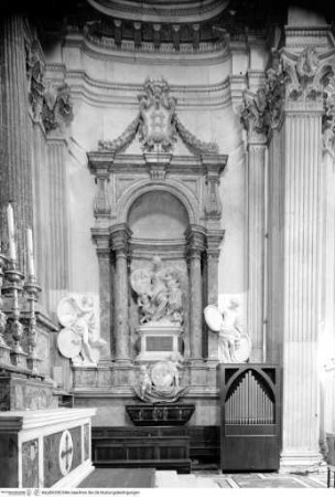 Grabmal von Orazio Falconieri und Ottavia Sacchetti, Jünglinge mit Medaillons