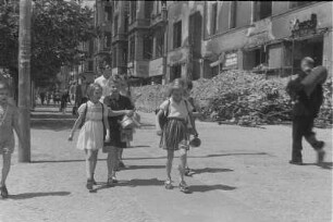 Berlin. Kinder laufen nach der Schule nach Hause
