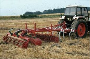 Fotografie: Stoppelbearbeitung, Grubber, Krümelwalze, Scheibenegge