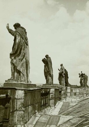 Dresden, Hofkirche : Dresden. Katholische Hofkirche. Attikafiguren
