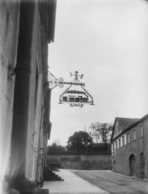 Uffenheim. Inschrift am Bahnhof "Uffenheim", rechts Hotel "Fränkischer Hof"