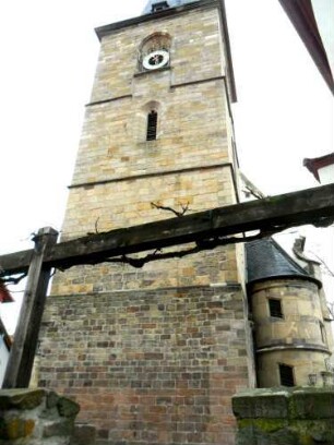Stadtkirche-Kirchturm von Westen (Spätgotisch 15 Jh) in Übersicht mit rundem Treppenturm im Süden (Emporen im Langhaus)