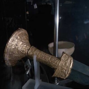 Athen, Archäologisches Nationalmuseum, ANM 6444. Bronzeschwert aus Königsgrab von Skópelos, 15. Jh. Goldene Umkleidung des (zerstörten) Griffknaufs.