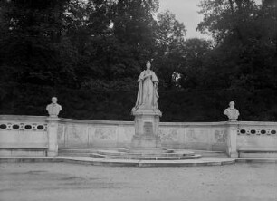 Kaiserin Victoria, August Wilhelm von Hofmann und Eduard Zeller / Gruppe 34 der Siegesallee