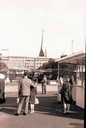 Hamburg: Alsterschiff, Anlegeplatz Jungfernstieg, mit Pärchen
