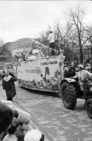 Freiburg: Fasnetumzug 1970 [Umzugswagen, Matrosen]