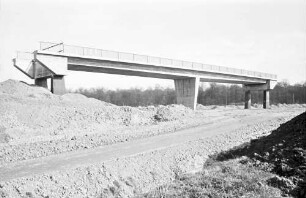 Freiburg; Mooswald: Brücke, die in der Luft hängt; Feldüberquerung beim Rieselgut