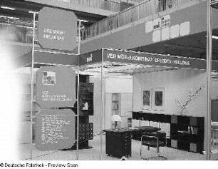 Raumaufnahme mit Werbetafeln des VEB Möbelkombinat Dresden-Hellerau