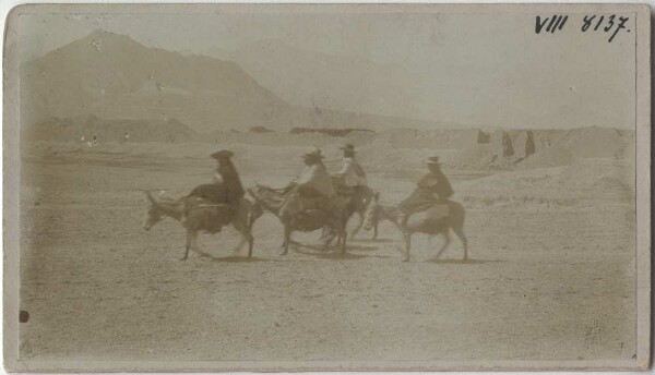 Femmes indiennes chevauchant les ruines d'une ville inca. Santán près de Trujillo, Pérou, Cordillère côtière