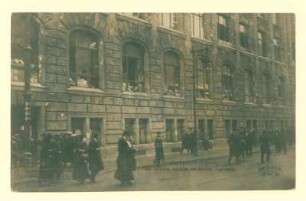 "Straßenkämpfe in Berlin. Das zerstörte Gebäude des Berliner Tageblatt´s"; besetzt während des Spartakusaufstandes; 2 v. 2.