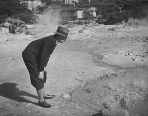 Heiße Schwefelquelle nahe dem Vulkan Unzen (Unzen-dake) nahe der Stadt Shimabara : Ansicht mit einem Europäer