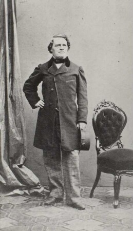Porträt Albert von Böhme (1804-1886; Sänger). Albuminabzug auf Karton (Carte-de-visite mit Atelieraufdruck recto)