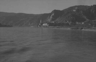 Dürnstein: Gesamtansicht des Ortes von der Donau aus, weiter stromabwärts