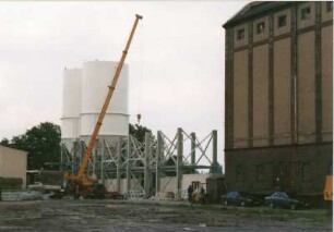 Dresden-Friedrichstadt, Magdeburger Straße. Alberthafen. Aufbau der Silobehälter. Richtfest?