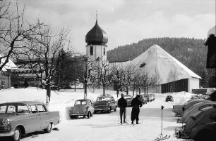Hinterzarten: Ortsstraße mit umgebauter Kirche; vom Ibery aus; im Schnee