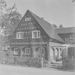 Haus in Schönberg : Schönberg am Herrnsberg. Umgebindehaus. Straßenansicht
