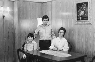 Familie V. (selbständiger Tischlermeister, Sonderentladungspumperin) im Wohnzimmer
