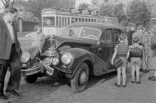 Zertrümmertes Auto nach einem Unfall