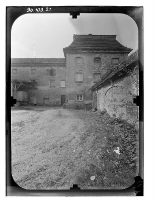 Faulenrost. Ehem. Gut (1760-1764). Rechtes Kavaliershaus und Wirtschaftsgebäude. Hofansicht