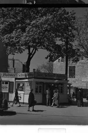 Zerstörtes Berlin : Berlin-Steglitz. Straßenbild mit Hübners Schnell-Imbiss (Inhaber Willy Hübner)