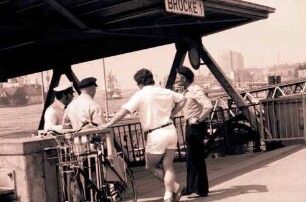 Hamburg: Seemänner auf Landungsbrücke
