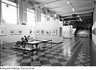 Dresden. Albertinum. Raumaufnahme mit vor dem Elbehochwasser geborgenen Werken der Skulpturensammlung in der Ausstellung "Hans Theo Richter (1902-1969) - Zeichnung und Graphik"