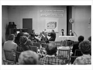 Kulturhaus, Schubertlieder zum 150. Todestag des österreichischen Komponisten Franz Schubert mit einem aus Lauscha stammenden Sänger, Lauscha, Bezirk Suhl, DDR, 1978