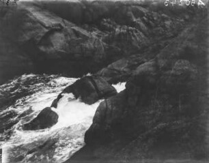 Felsenriff : Felsenriff vor der Südwestspitze Englands, die Wellen brechen sich an den Felsen.