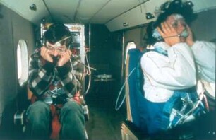 Köln. DLR. Kandidaten bei einem Parabelflug, bei dem ein schwereloser Zustand erreicht wird