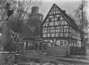 Gehöft mit Blick gegen einen Schlossturm (vielleicht in der Lausitz)
