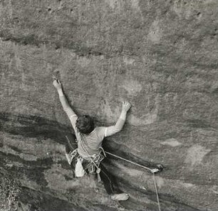 Sächsische Schweiz. Rauschengrund bei Schmilka, Winklerturm. Bernd Arnold an der "Schwarzen Maske", Erstbegehung am 24. April 1983