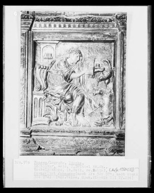 Hochaltar, Detail, Sockelgeschoss, linker Teil: Evangelist Johannes