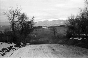 Campulung: Straße nach Targoviste, Hintergrund Kirche und Berge