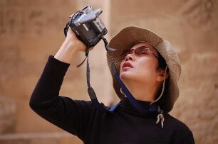 Luxor - Japanerin im Säulensaal von Karnak : Japanische Touristin filmt im Säulensaal des Amun-Tempels von Karnak, Luxor