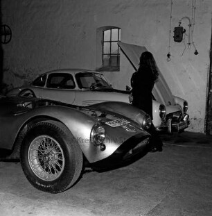 Automuseum: neben Herrenhaus Tremsbüttel: Innenansicht: Maserati, Baujahr 1955: dahinter weiterer Oldtimer: Besucherin