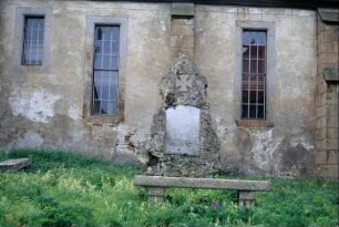 Kriegerdenkmal ohne Gedenktafel an der Kirchenrückseite