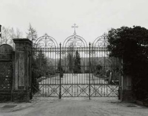 Neukirch, Friedhof : Neukirch. Friedhof, Friedhofsweg. Tor (um 1900). Straßenseite