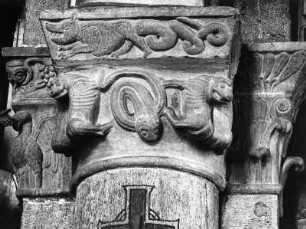Kapitell mit Löwen und Schlange : Kapitell mit Löwen und Schlange (1201/1250?). Chur, Kathedrale Sankt Mariae Himmelfahrt, 2. Freipfeiler von Westen
